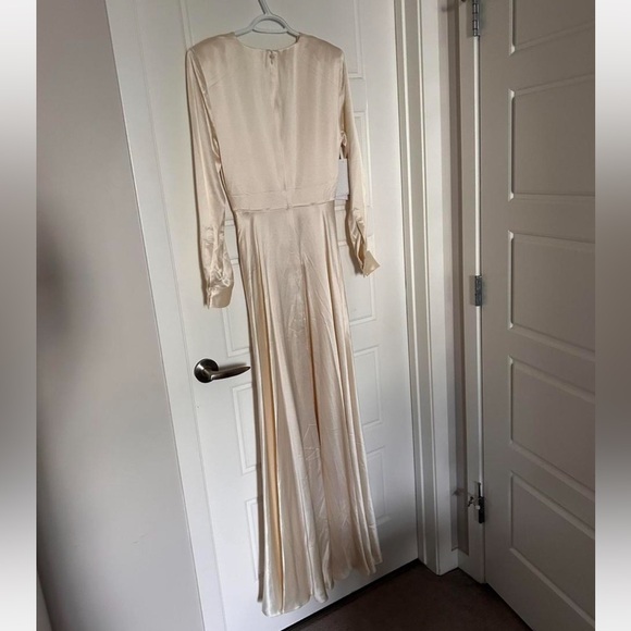 BEAUTIFUL LONG SLEEVED WEDDING DRESS - Picture 2 of 4